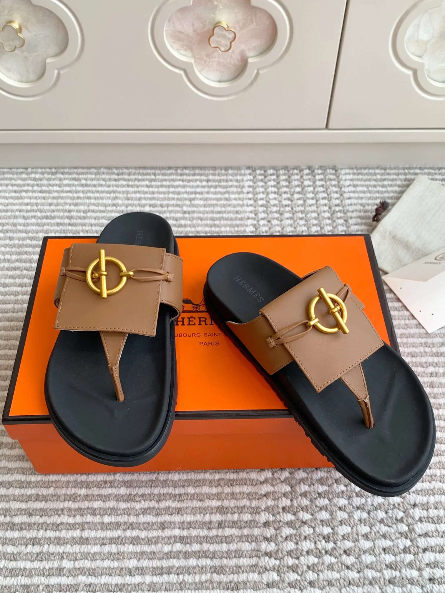 👟👟Ex-factory price 480👟👟 Hermes 〰️H chypre series Kelly buckle slippers Quality Upper: imported calfskin/palmprint cowhide/imported cowhide Foot pads imported silk cowhide, original molded outsole Female size: 35-42